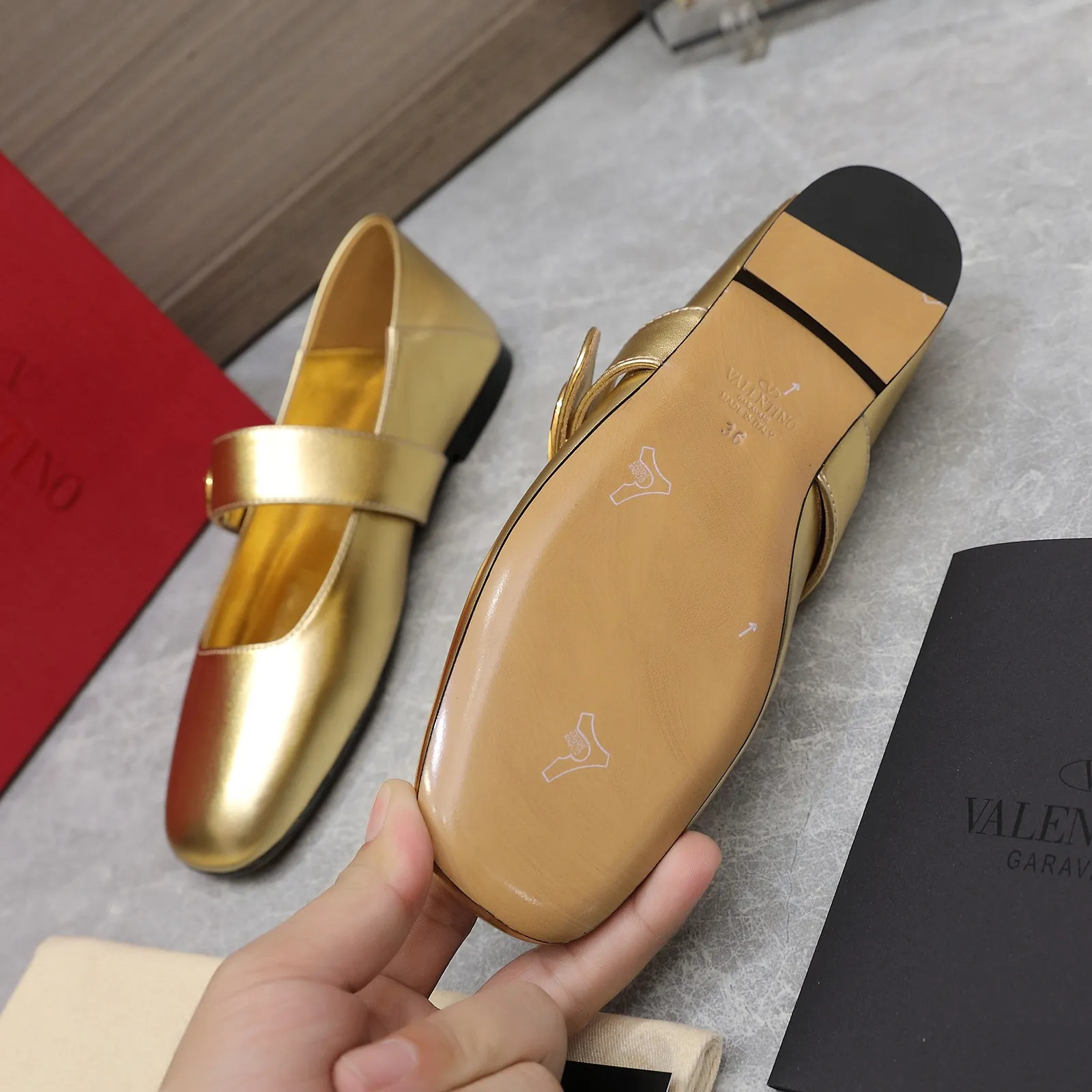 👟👟Ex-factory price 600👟👟 2024 early spring counter catwalk style updated simultaneously 💗Valentino💗Valentino strips deep mouth half drag / flat shoes / high heel shoes / series will be released in the future —————————— Top version Grandma deep mouth design combination highlights the brand’s unique design style, luxury and fashion, highly recognizable, exquisite round toe The side curve is perfect, the taste is particularly pure, and the ladylike temperament is full of femininity‼ ️ Upper: Made of imported cowhide. Lining: Made of mixed sheepskin. Original molded hardware buckle. Italian imported cowhide leather outsole. Size: 35-39 (40/41 customized)